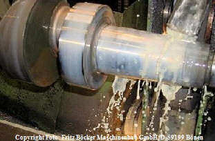 Außenrundschleifen einer Kurbelwelle, Teilansicht.  Mögliche Metall-Bearbeitung: drehen fräsen bohren schleifen. Außenrundschleifen einer Kurbelwelle, Teilansicht.  Mögliche Metall-Bearbeitung: drehen fräsen bohren schleifen.